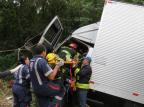 Bombeiros resgatam três pessoas que ficaram presas nas ferragens de caminhão envolvido em acidente em Carlos Barbosa Altamir Oliveira, divulgação/
