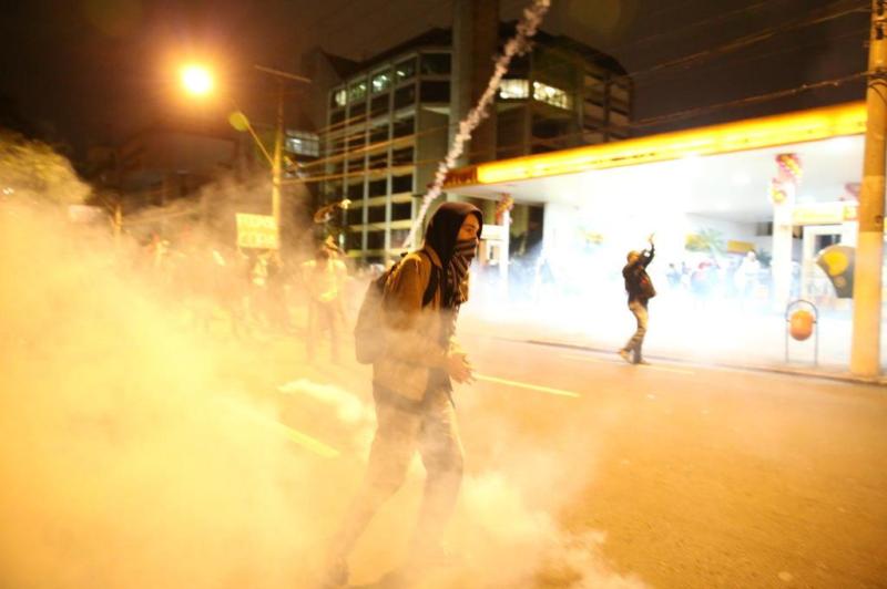 Com bombas de efeito moral, polícia tenta conter manifestantes durante confronto:imagem 24