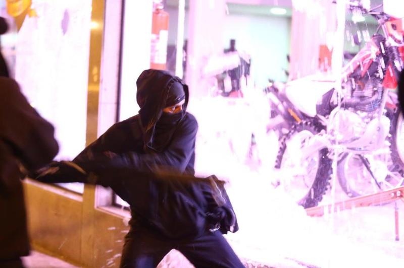 Manifestante depreda entrada de concessionária no bairro Azenha:imagem 22