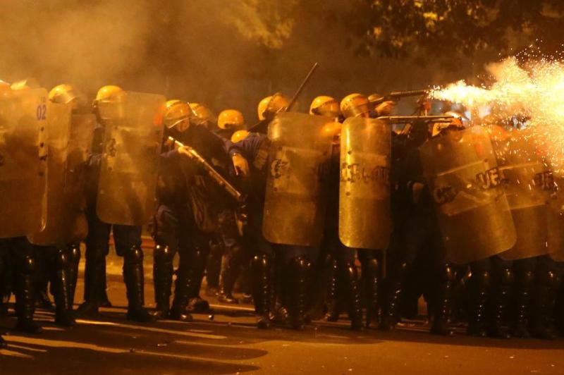 Polícia tenta conter manifestantes:imagem 20