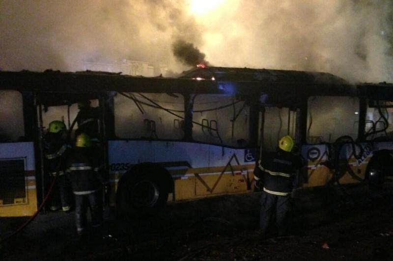Ônibus é incendiado na Avenida João Pessoa:imagem 9