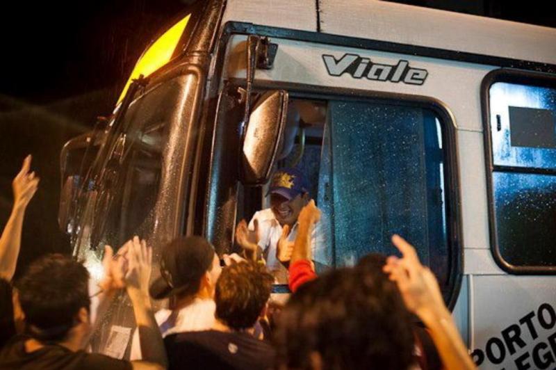 Motorista de ônibus apóia manifestante durante protesto :imagem 1