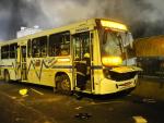 Ônibus é depredado na avenida João Pessoa em noite de confrontos entre manifestantes e BM