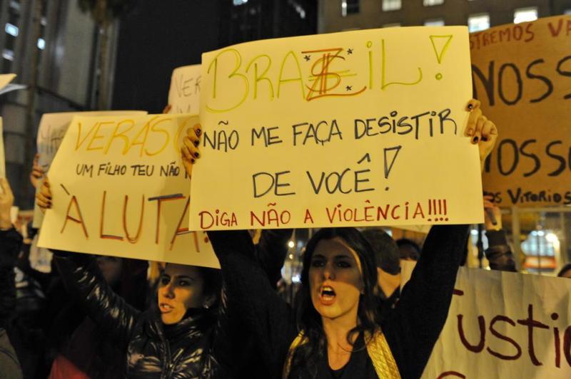 Entre trechos do Hino Nacional e trechos de músicas, manifestantes também mostram que guardam esperanças:imagem 24