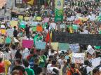 Grupo de manifestantes se aproxima do Estádio Castelão antes do jogo do Brasil em Fortaleza ERNESTO CARRIÇO/AGÊNCIA O DIA/ESTADÃO CONTEÚDO/