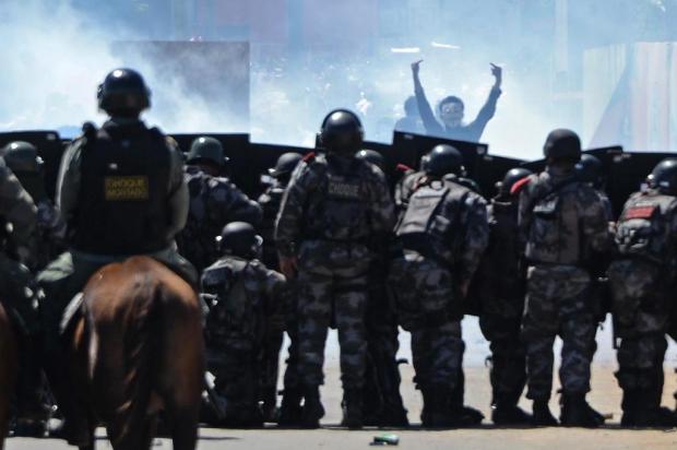 Grupo entra em confronto com a polícia, e clima fica tenso em protesto em Fortaleza Vanderlei Almeida/AFP