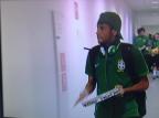 Neymar chega ao Castelão tocando pandeiro Reprodução/TV Fifa