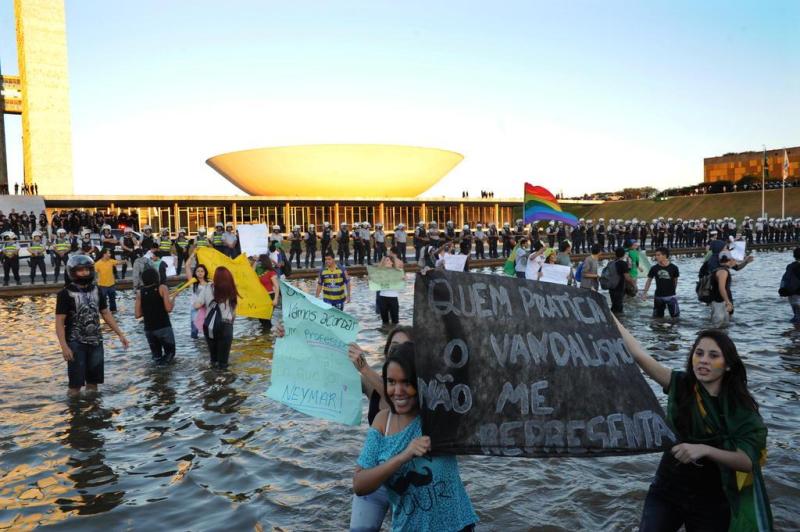 Movimentação de manifestantes na Esplanada dos Ministérios, em Brasília/DF:imagem 36