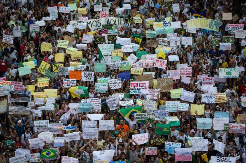Na Avenida Conde de Boa Vista em Recife/Pernambuco, marcha dos manifestantes:imagem 28