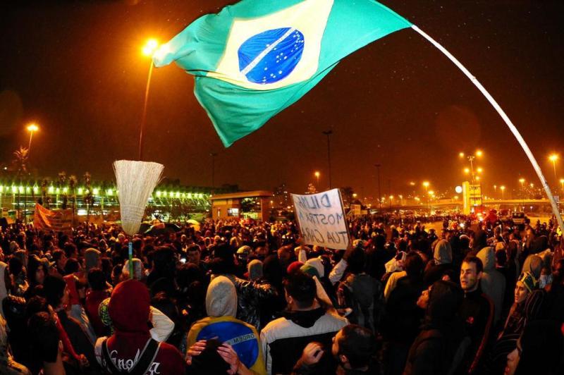Público de 30 mil pessoas caminhou sob chuva e frio e pontes ficaram trancadas durante horas, em Florianópolis:imagem 17
