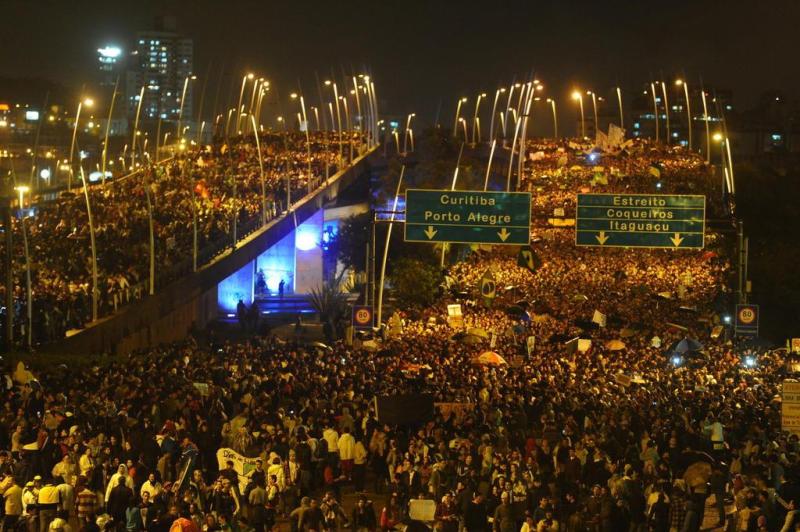 Em Florianópolis, o começo do protesto, às 18h, foi marcado por divisão dos manifestantes, na frente do Terminal de Integração do Centro (Ticen):imagem 11