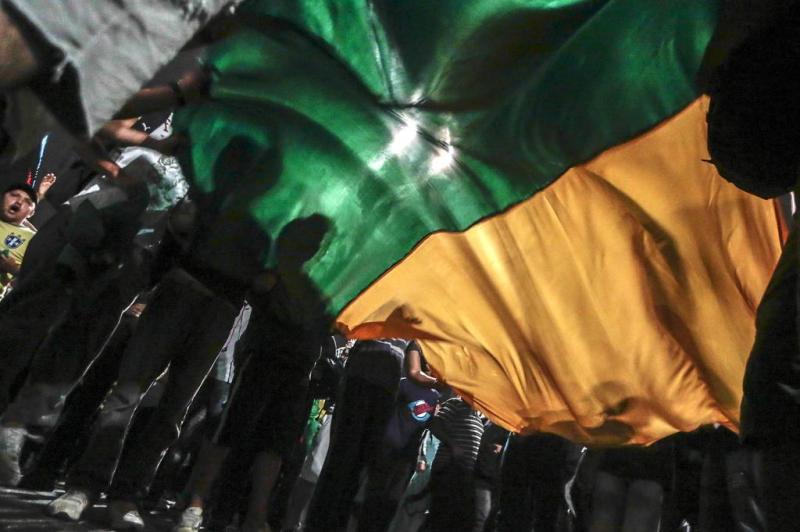 Manifestantes usaram bandeira do Brasil para protestar:imagem 2