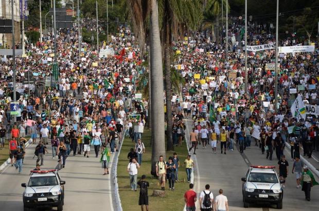 Protesto que reúne 60 mil em Belo Horizonte tem confronto perto do Mineirão NELSON ALMEIDA/AFP