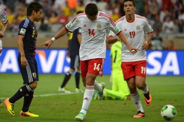 Com dois gols e pênalti perdido de Chicharito, México bate o Japão por 2 a 1 YASUYOSHI CHIBA/AFP Com dois gols e pênalti perdido de Chicharito, México bate o Japão por 2 a 1 YASUYOSHI CHIBA/AFP