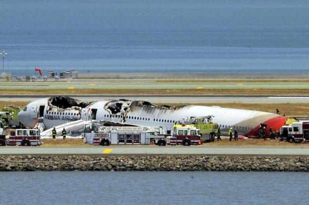 Passageiro diz que avião acidentado em San Francisco voava muito baixo JOSH EDELSON/AFP