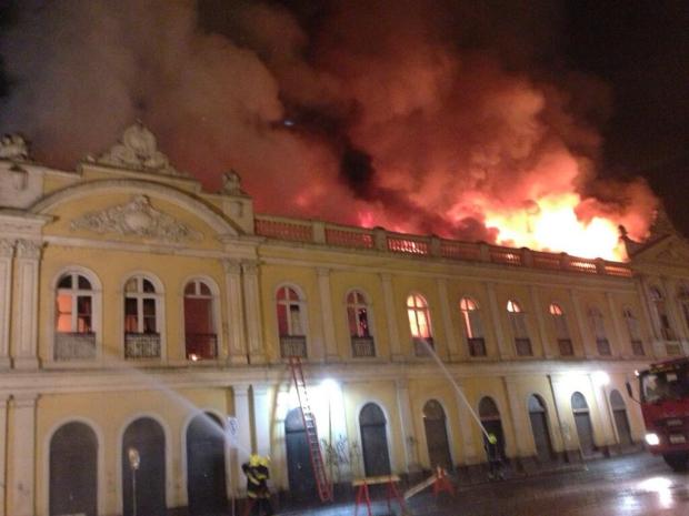 Incêndio de grandes proporções atinge o Mercado Público de Porto Alegre Diori Vasconcelos/