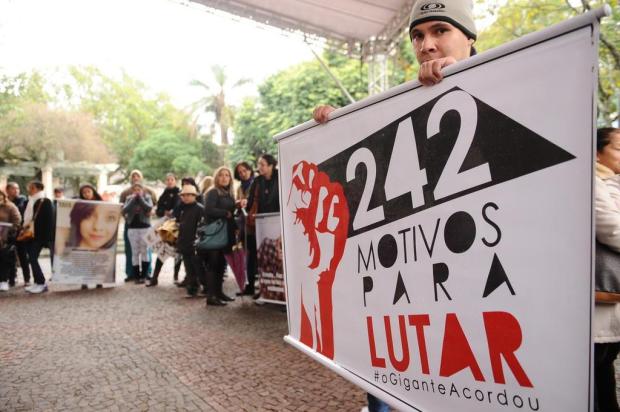 Pais e familiares da tragédia de Santa Maria promovem caminhada até a frente da boate Kiss Fernanda Ramos/Especial Pais e familiares da tragédia de Santa Maria promovem caminhada até a frente da boate Kiss Fernanda Ramos/Especial