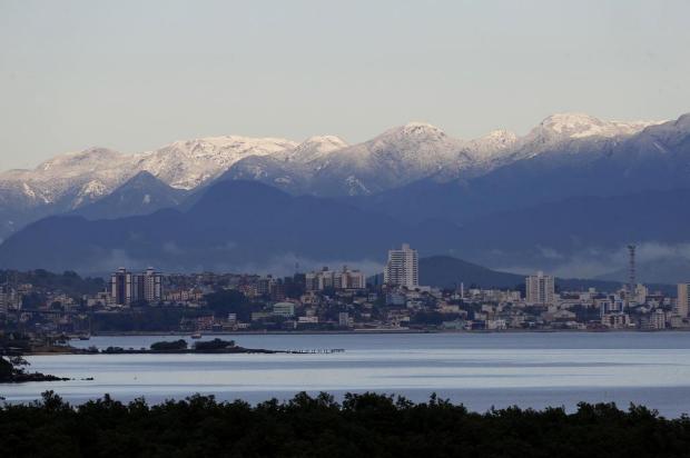 Neve na Serra do Tabuleiro chama atenção de moradores da Ilha de SC Alvarélio Kurossu/Agencia RBS