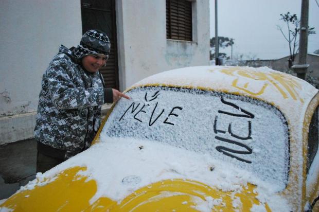 Neve causa euforia nos moradores de Caçapava do Sul, na região central Heron Freitas/Arquivo Pessoal