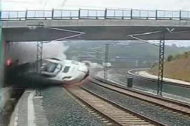 Vídeo mostra descarrilamento de trem que causou a morte de 78 pessoas na Espanha Miguel Riopa/AFP