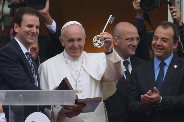 Papa recebe as chaves do Rio de Janeiro e se encontra com atletas brasileiros Gabriel Bouys/AFP Papa recebe as chaves do Rio de Janeiro e se encontra com atletas brasileiros Gabriel Bouys/AFP