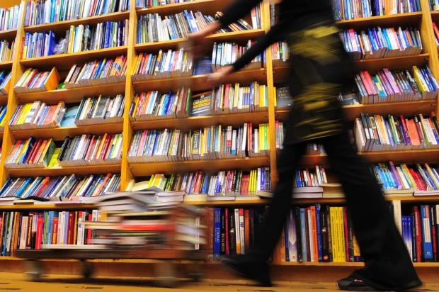 Tiragens iniciais gigantescas de livros indicam tendências de mercado e estratégia de vendas Fernando Gomes/Agencia RBS Tiragens iniciais gigantescas de livros indicam tendências de mercado e estratégia de vendas Fernando Gomes/Agencia RBS
