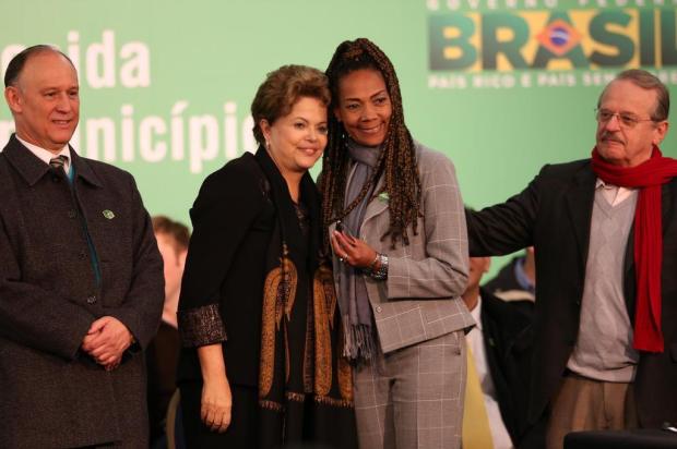 Em cerimônia na Fiergs, Dilma entrega retroescavadeiras a prefeitos gaúchos Bruno Alencastro/Agencia RBS
