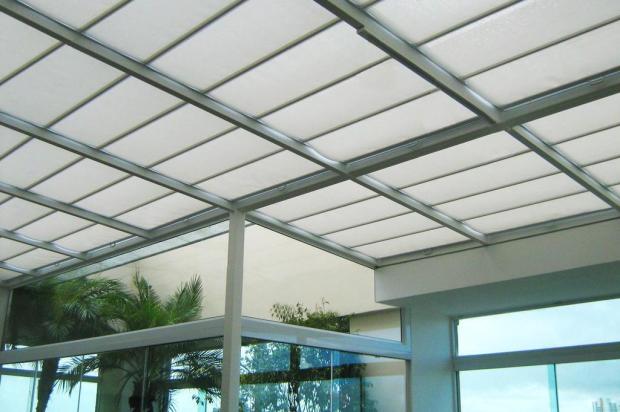 Cortina de teto: praticidade e conforto na área coberta com vidro Amorim Cortinas e Persianas/Divulgação