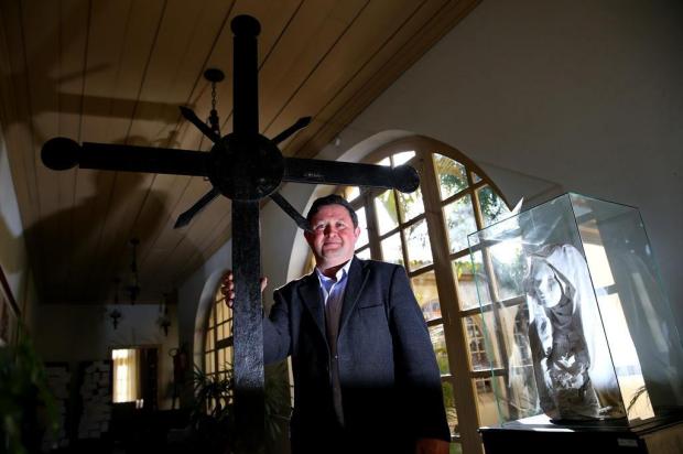 Cruz encontrada em Camaquã pode ter sido de igreja das Missões Bruno Alencastro/Agencia RBS Cruz encontrada em Camaquã pode ter sido de igreja das Missões Bruno Alencastro/Agencia RBS