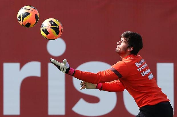 Pancada no abdômen tira Muriel do jogo contra o Salgueiro e Alisson será titular Diego Vara/Agencia RBS