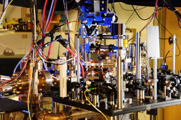 Relógio que funciona com átomos e raios laser é o mais preciso do mundo HO/BURRUS/NIST/AFP