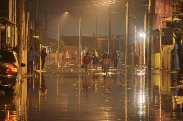Alagamento atinge centenas de casas no bairro Sarandi, na zona norte de Porto Alegre Dani Barcellos/Especial