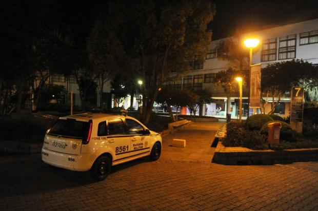 Homem armado assalta alunos em sala de aula da PUCRS, em Porto Alegre Carlos Macedo/Agencia RBS