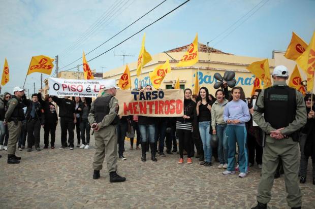 Protesto de professores marca chegada de Tarso Genro a São José do Norte Fábio Gomes/Especial