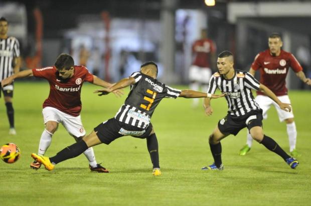 Com dois gols sofridos de bola parada, Inter perde para o Santos e estaciona no Brasileirão Carlos Macedo/Agencia RBS