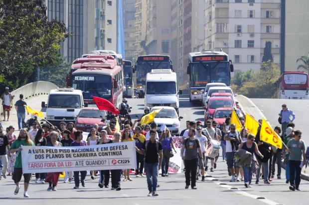 Manifestantes desocupam prédio da Assembleia Legislativa e trancam avenida em Porto Alegre Ronaldo Bernardi/Agencia RBS