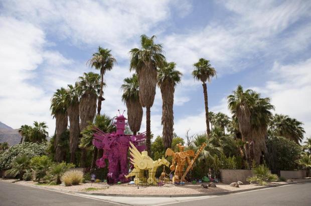 Artista cria esculturas gigantes a partir de objetos reciclados Laure Joliet/NYTNS
