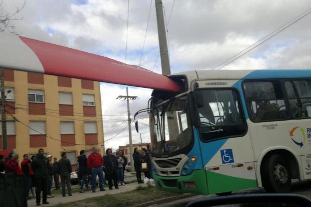 Em Rio Grande, foto de acidente com ônibus e hélice de torre eólica vira febre em redes sociais Tiago Soares/Especial