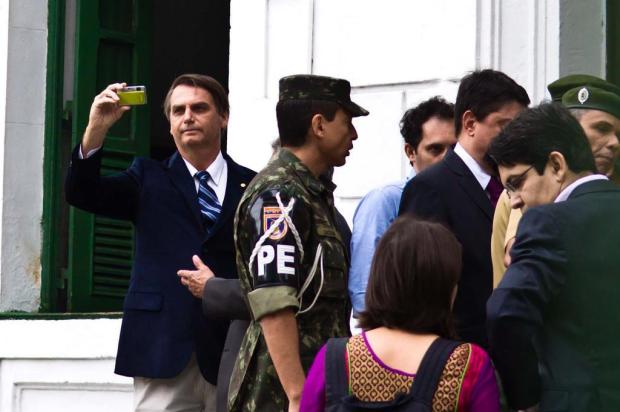 Em visita ao DOI-Codi, Jair Bolsonaro acerta soco em Randolfe Rodrigues Reynaldo Vasconcelos/Estadão Conteúdo Em visita ao DOI-Codi, Jair Bolsonaro acerta soco em Randolfe Rodrigues Reynaldo Vasconcelos/Estadão Conteúdo