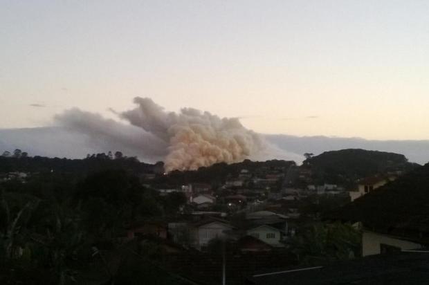 Bombeiros montam estratégia para extinguir fumaça em São Francisco do Sul Leandro Junges/Agência RBS