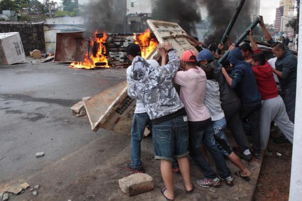 Carro explode durante protesto por moradia na zona sul de São Paulo LUIZ CLAUDIO BARBOSA/FUTURA PRESS/ESTADÃO CONTEÚDO