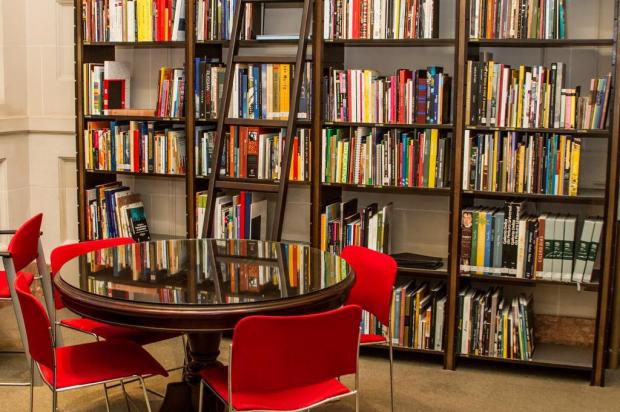 Santander Cultural inaugura biblioteca nesta quarta-feira Fábio Alt/Divulgação Santander Cultural inaugura biblioteca nesta quarta-feira Fábio Alt/Divulgação