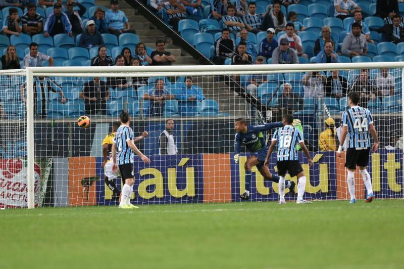 Aos 44 do segundo tempo, após cobrança de escanteio,  Serginho cabeceou para o gol e decretou a derrota gremista:imagem 21