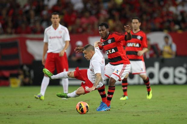 Inter pressiona no fim, perde para o Flamengo e está a cinco pontos do Z-4 MÁRCIO MERCANTE/Agência O Dia/ESTADÃO CONTEÚDO