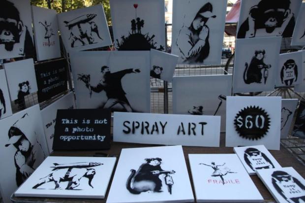 Grafiteiro Banksy vende obras por 60 dólares no Central Park, em Nova York Banksy/Reprodução