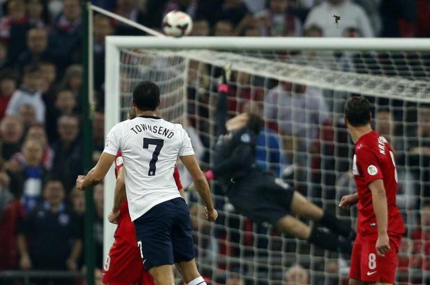 Inglaterra vence Polônia e garante vaga na Copa do Mundo ADRIAN DENNIS/AFP