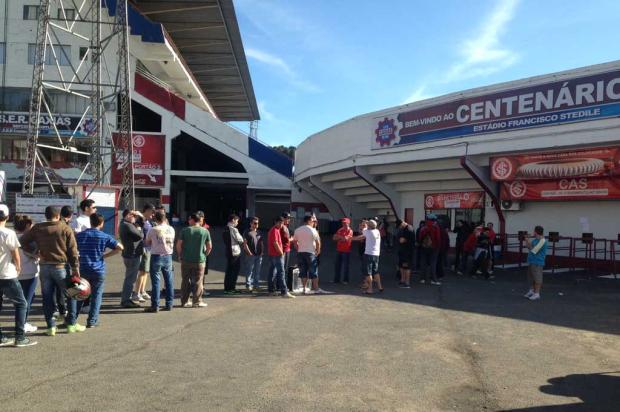 FOTO: torcedores colorados aguardam abertura das bilheterias no Centenário André Baibich/Agência RBS/