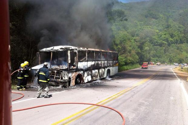 Ônibus da torcida do Inter pega fogo na ERS-122, em Farroupilha Fernando Maciel/BOE, Divulgação/