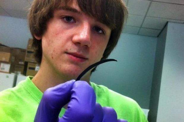 Jovem de 15 anos cria teste que detecta três tipos de câncer em cinco minutos Reprodução/Youtube