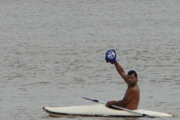 FOTO: De caiaque, gremista furta bola do CT do Inter que cai no Guaíba Augusto Turcato/Agência RBS/ FOTO: De caiaque, gremista furta bola do CT do Inter que cai no Guaíba Augusto Turcato/Agência RBS/